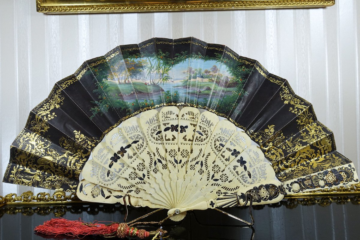 Old 18th Century Fan. Two-tone Gold Frame Pierced, Carved With Rich Floral Decoration-photo-4