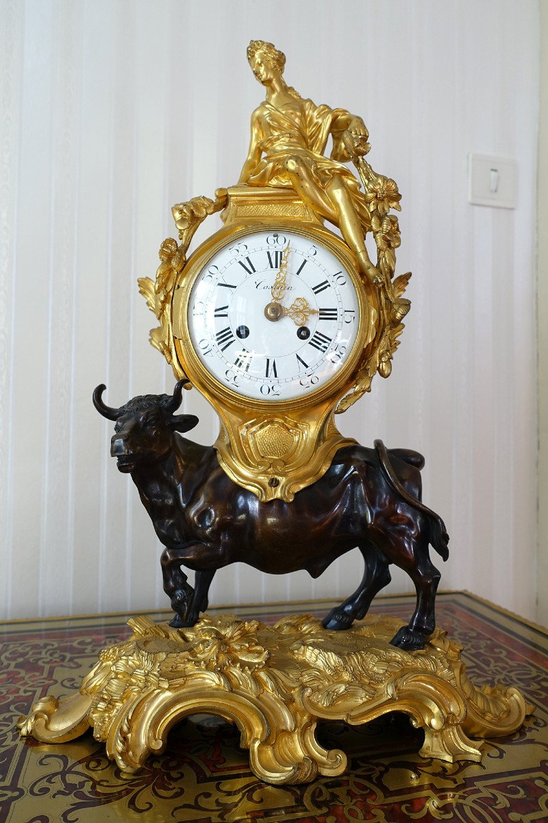 Pendule Louis XV En Bronze Doré Et Patine Brune Au Taureau - l'Enlèvement d'Europe - Circa 1870