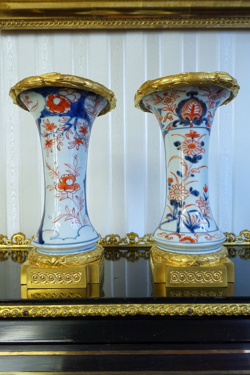 Paire De Vases En Porcelaine à Décor Imari Et Monture En Bronze Doré, Fin XVIIIème