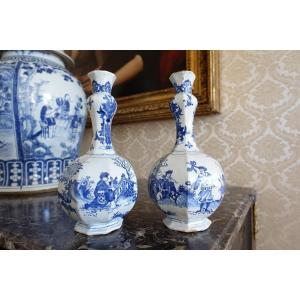  Paire De Vases à Pans Et Haut Col En Faïence De Nevers - Décor Aux Chinois - Epoque XVIIe