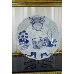 Earthenware Plate Decorated With Chinese And Coat Of Arms - Nevers - 18th Century - 18th Century