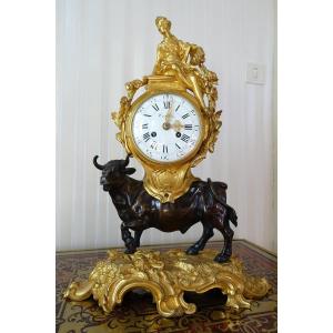 Pendule Louis XV En Bronze Doré Et Patine Brune Au Taureau - l'Enlèvement d'Europe - Circa 1870