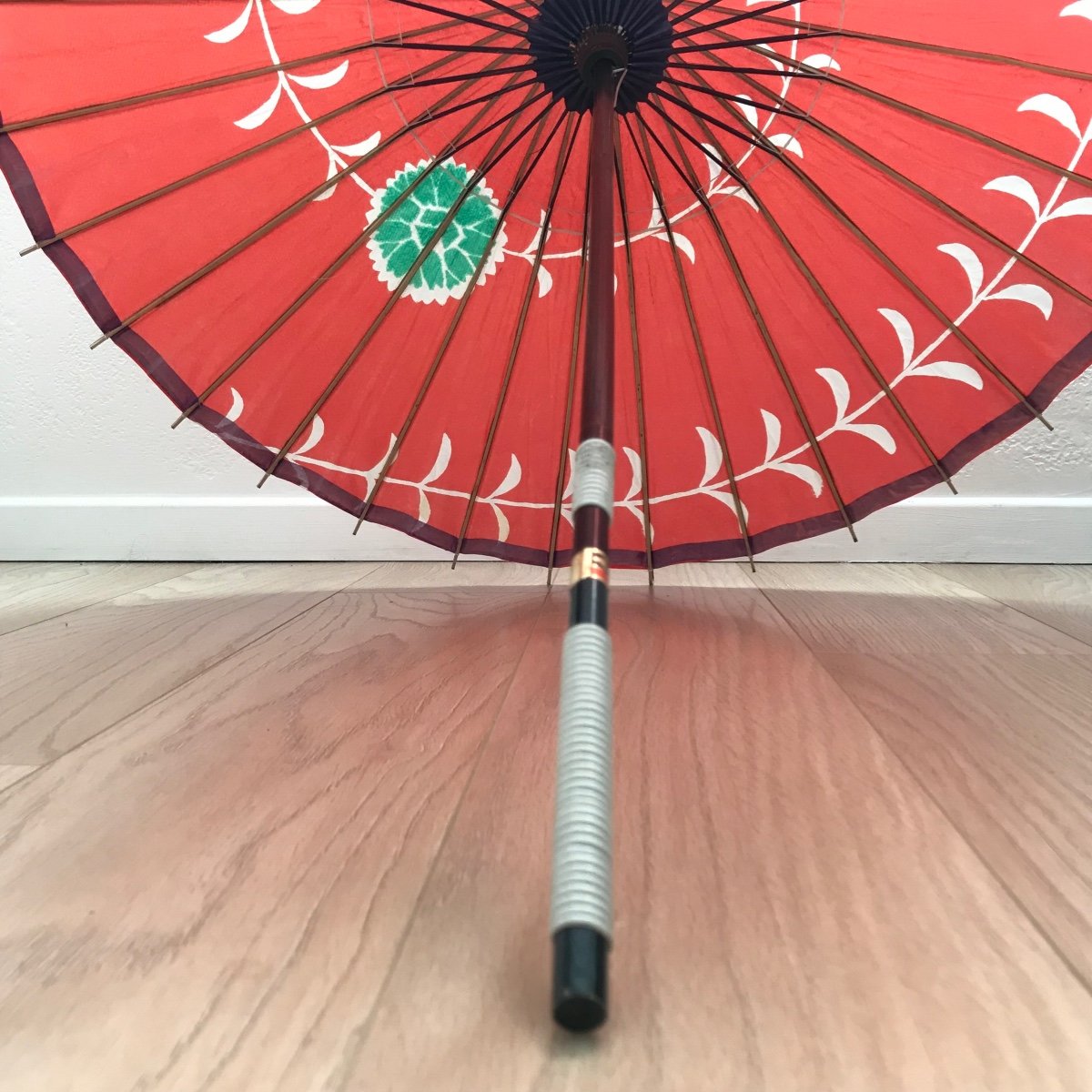 Ombrelle Japonaise Rouge Et Fleurs En Papier Washi Et Bois Laqué - Japon-photo-1