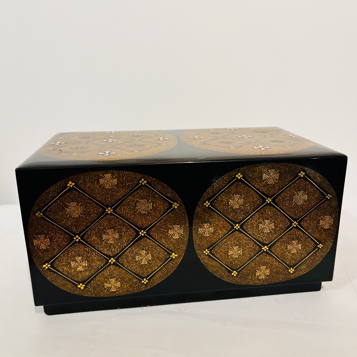 Large Japanese Lacquered Box With Geometric Patterns, Gold, Mother-of-pearl And Eggshells - Japan-photo-3