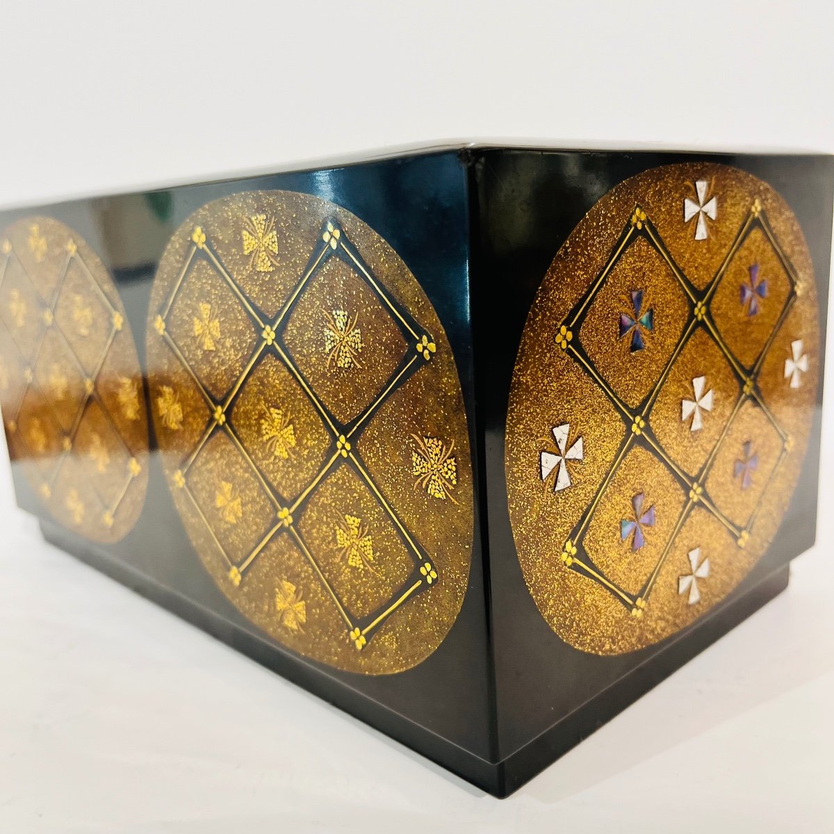 Large Japanese Lacquered Box With Geometric Patterns, Gold, Mother-of-pearl And Eggshells - Japan-photo-4