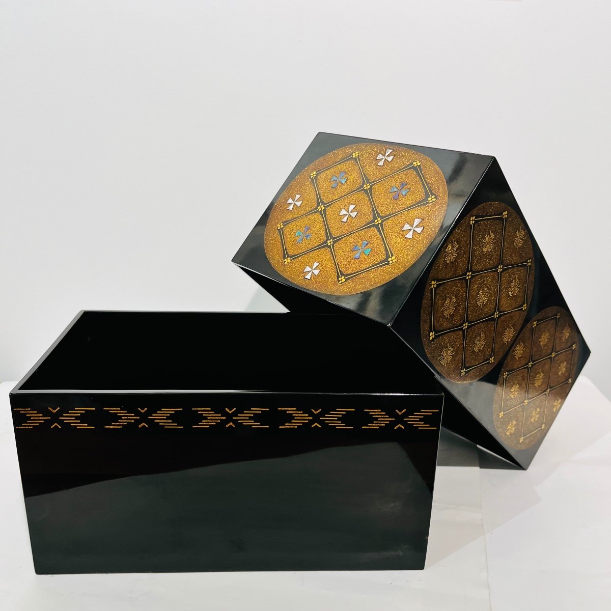 Large Japanese Lacquered Box With Geometric Patterns, Gold, Mother-of-pearl And Eggshells - Japan-photo-2