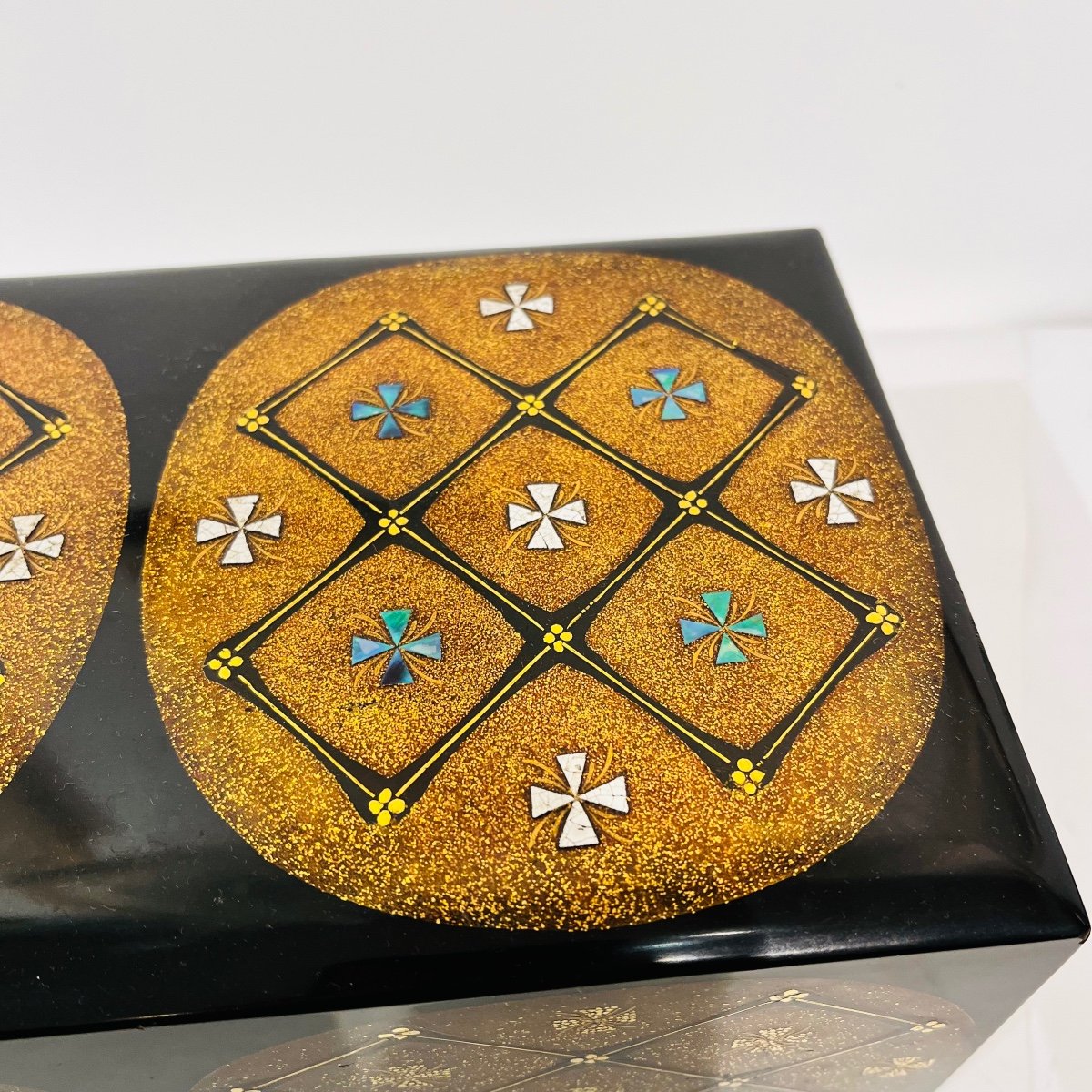 Large Japanese Lacquered Box With Geometric Patterns, Gold, Mother-of-pearl And Eggshells - Japan-photo-3