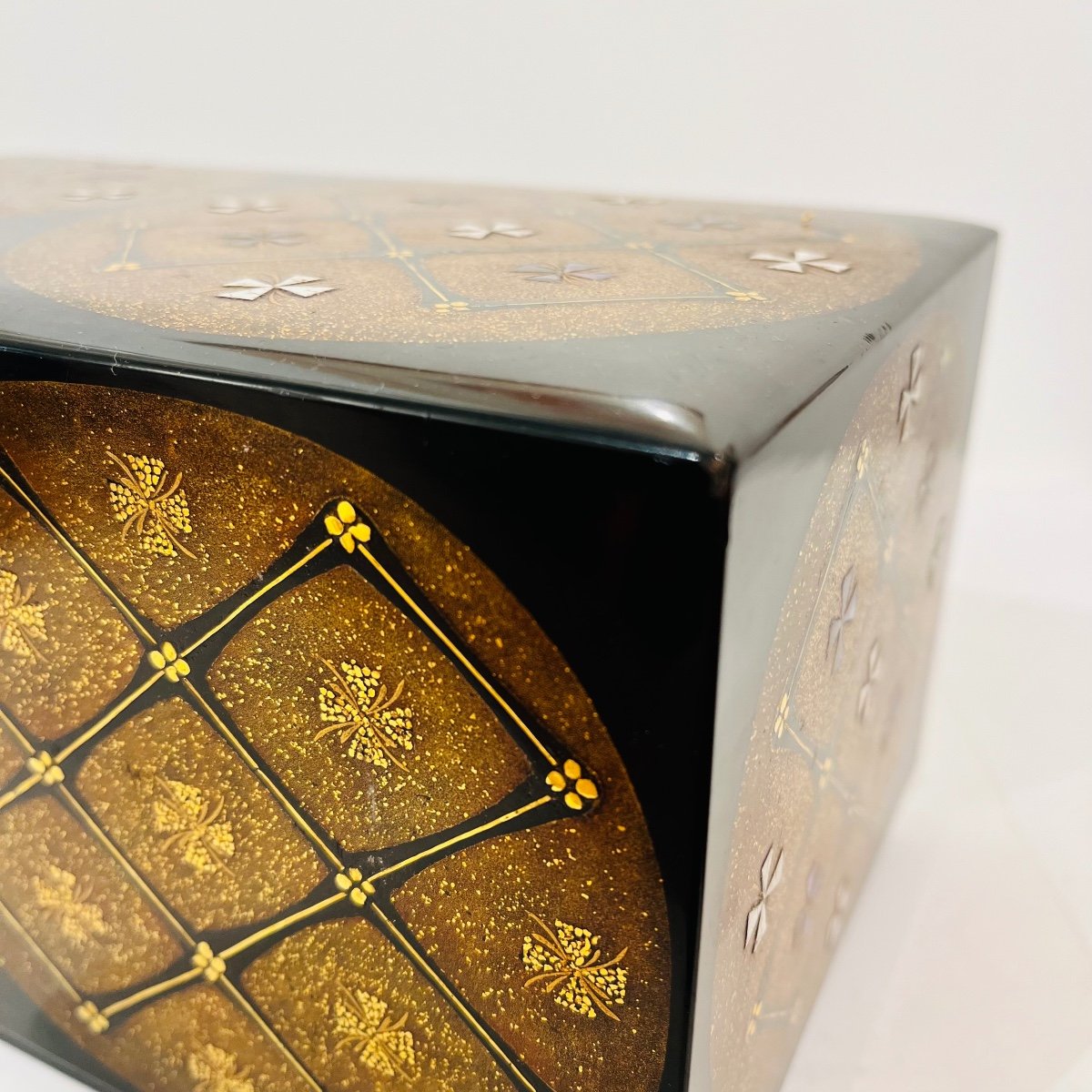 Large Japanese Lacquered Box With Geometric Patterns, Gold, Mother-of-pearl And Eggshells - Japan-photo-4