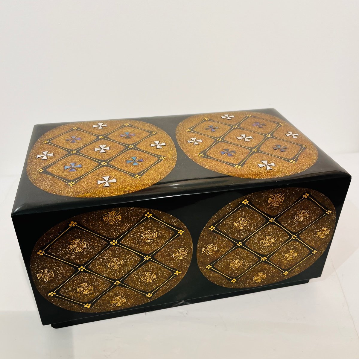 Large Japanese Lacquered Box With Geometric Patterns, Gold, Mother-of-pearl And Eggshells - Japan