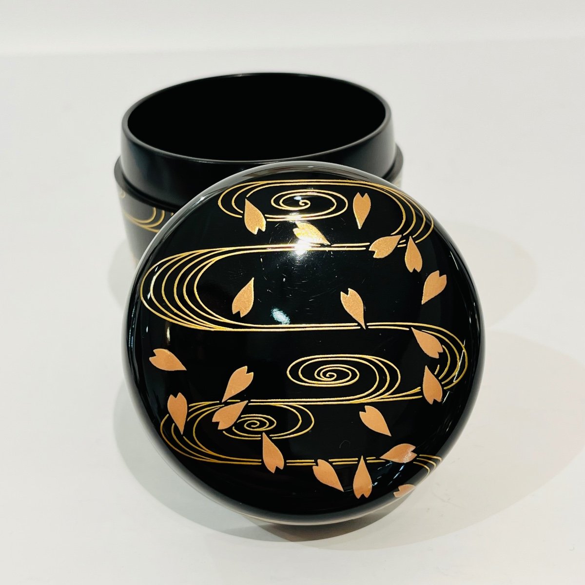 Natsume Lacquered, Japanese Tea Box, Sakura Flows And Petals - Japan-photo-3