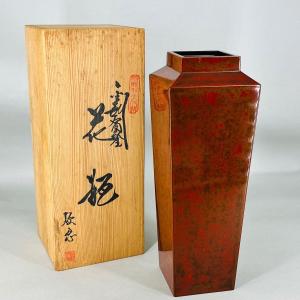 Vase En Laque Japonais Aux Lignes Géométriques - Japon