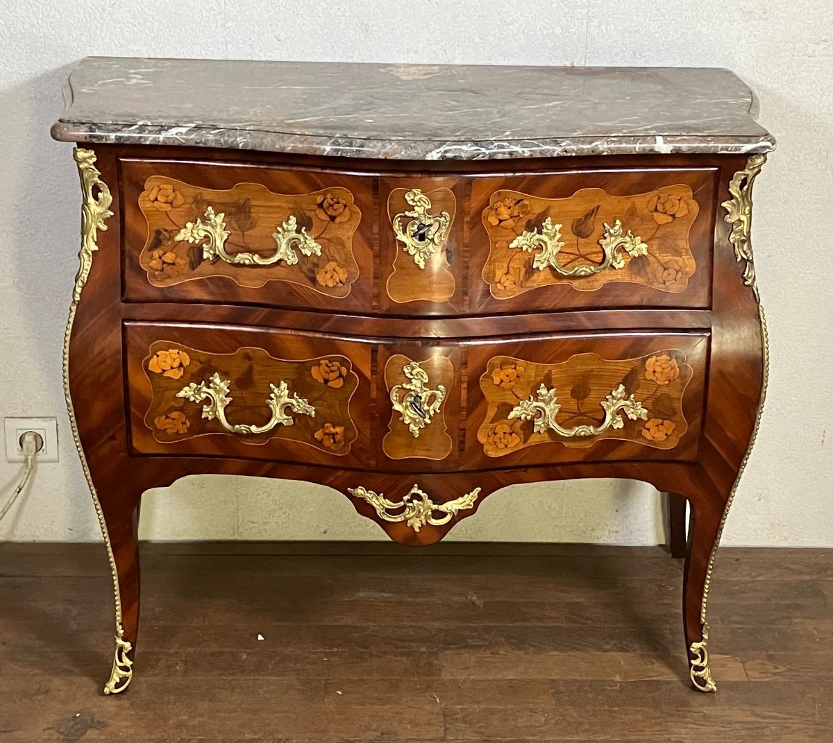 Petite Commode Sauteuse Galbée D’époque Louis XV Fleurie Est Cour De Stanislas Luneville -photo-2