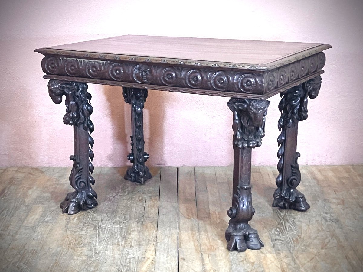 Table De Milieu De Style Louis 13, En Bois Sculpté Noyer  Tete De  Bélier