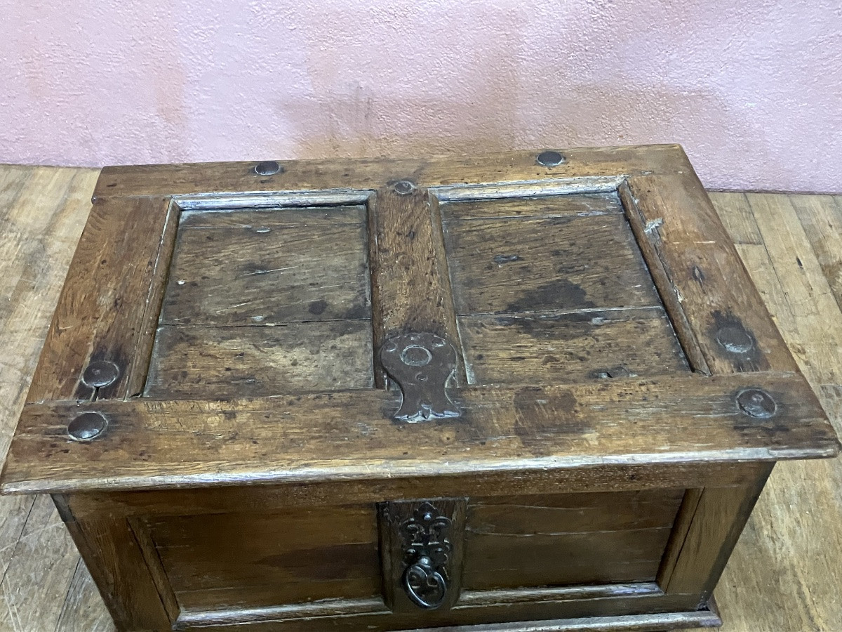 Rare Small Lorraine Oak Chest, 18th Century -photo-2