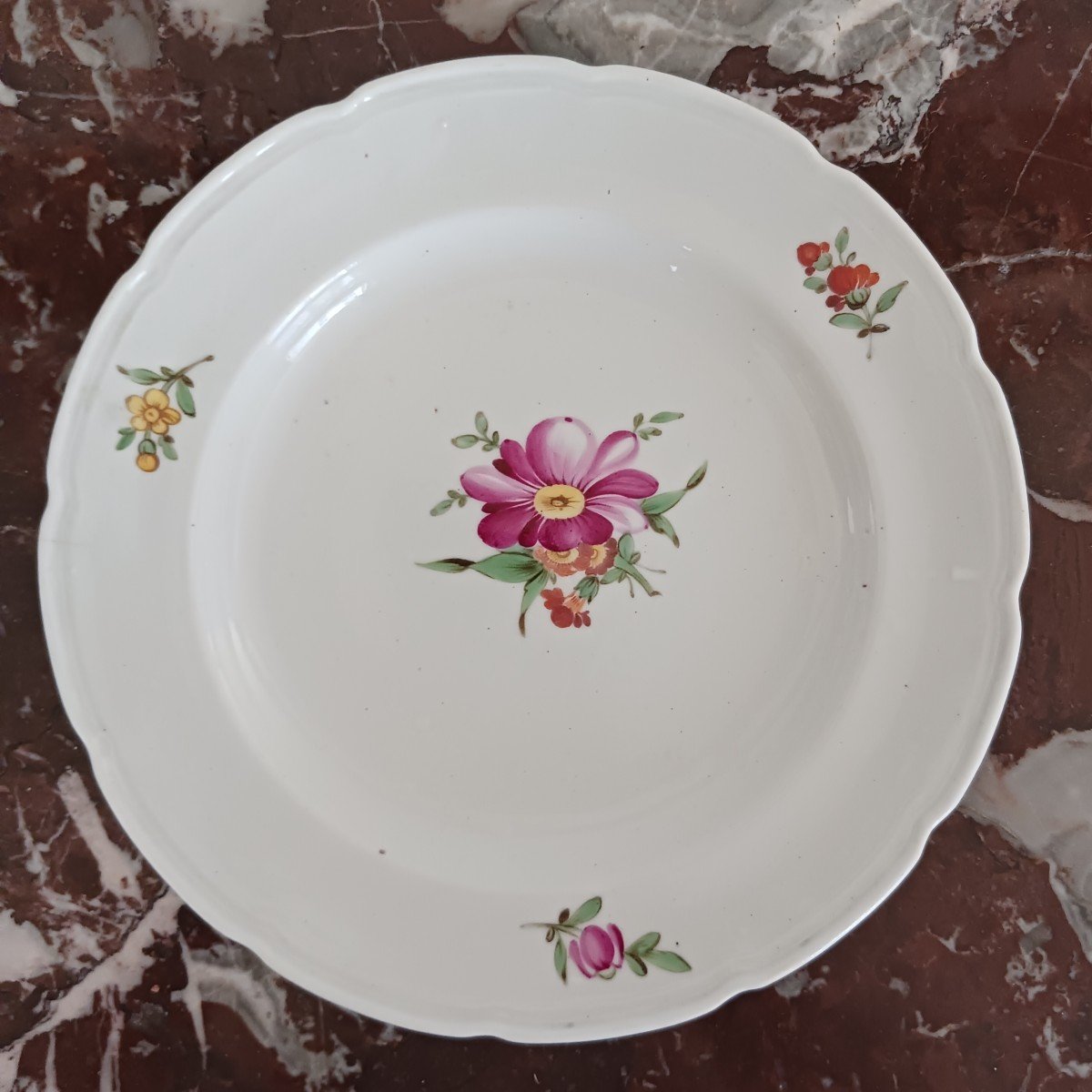 Tournai, XVIIIe siècle - paire d'assiettes en porcelaine tendre - décor de jeté de fleurs -photo-2