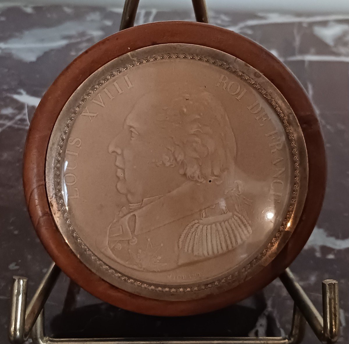 France début XIXe siècle - boîte royaliste - buis et portrait de Louis XVIII embossé - 