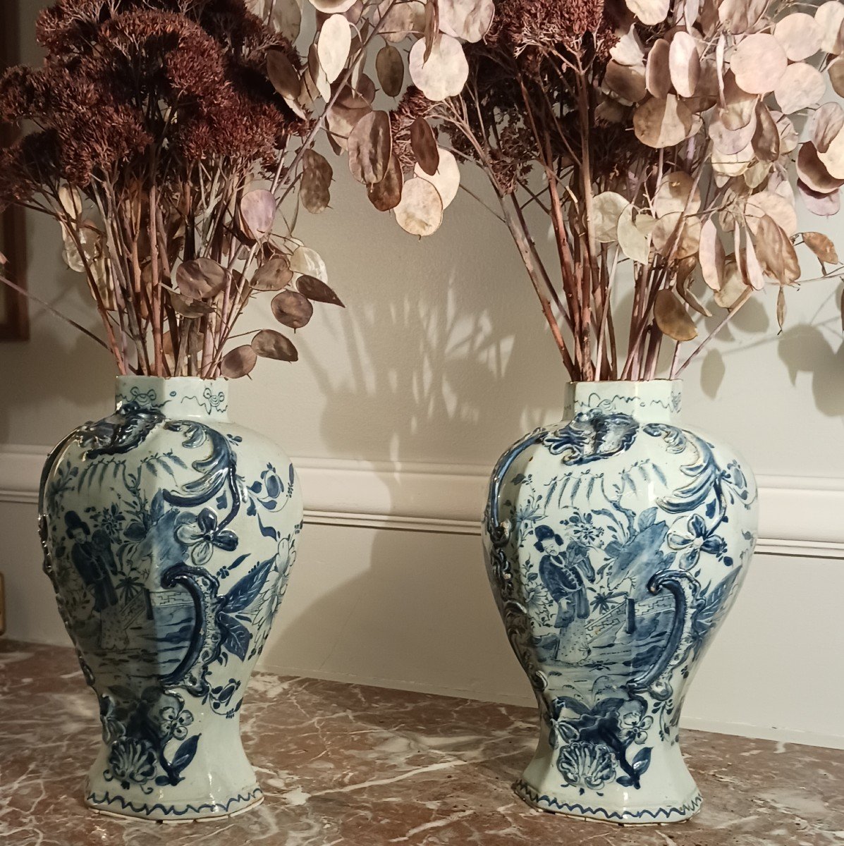 Delft, XVIIIe siècle - paire de vases en faïence - décor aux chinois et rocaille " style kraak "-photo-3