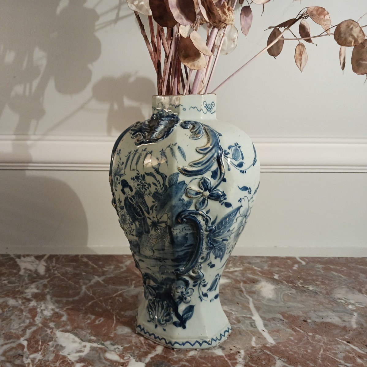 Delft, XVIIIe siècle - paire de vases en faïence - décor aux chinois et rocaille " style kraak "-photo-2