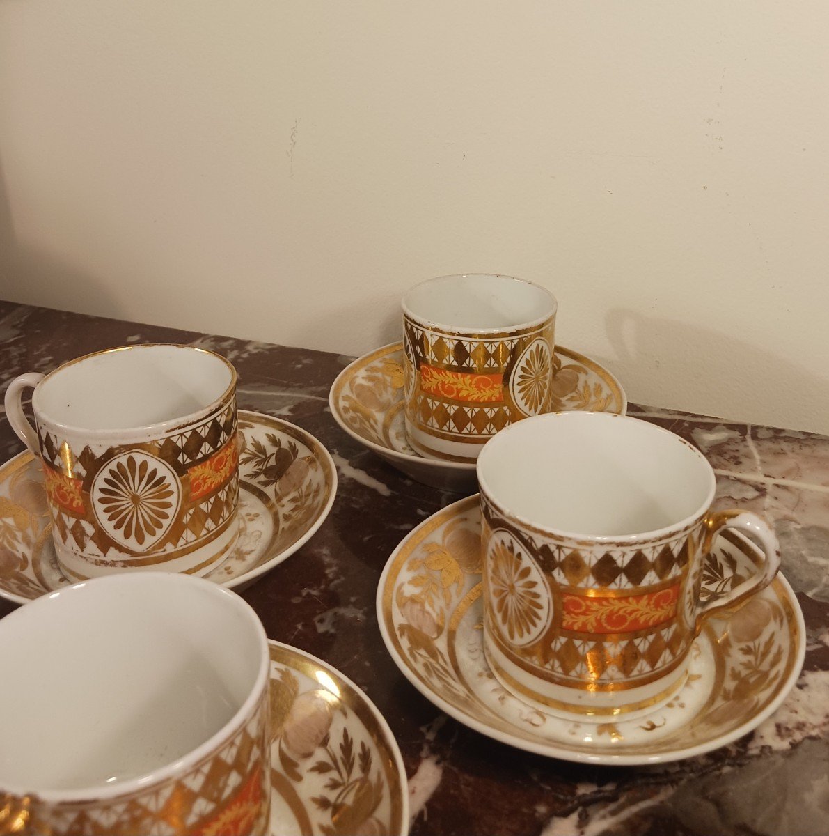 Paris, époque Révolution ou Empire - suite de 4 tasses litron et soucoupes - riche décor doré et fond nankin-photo-3