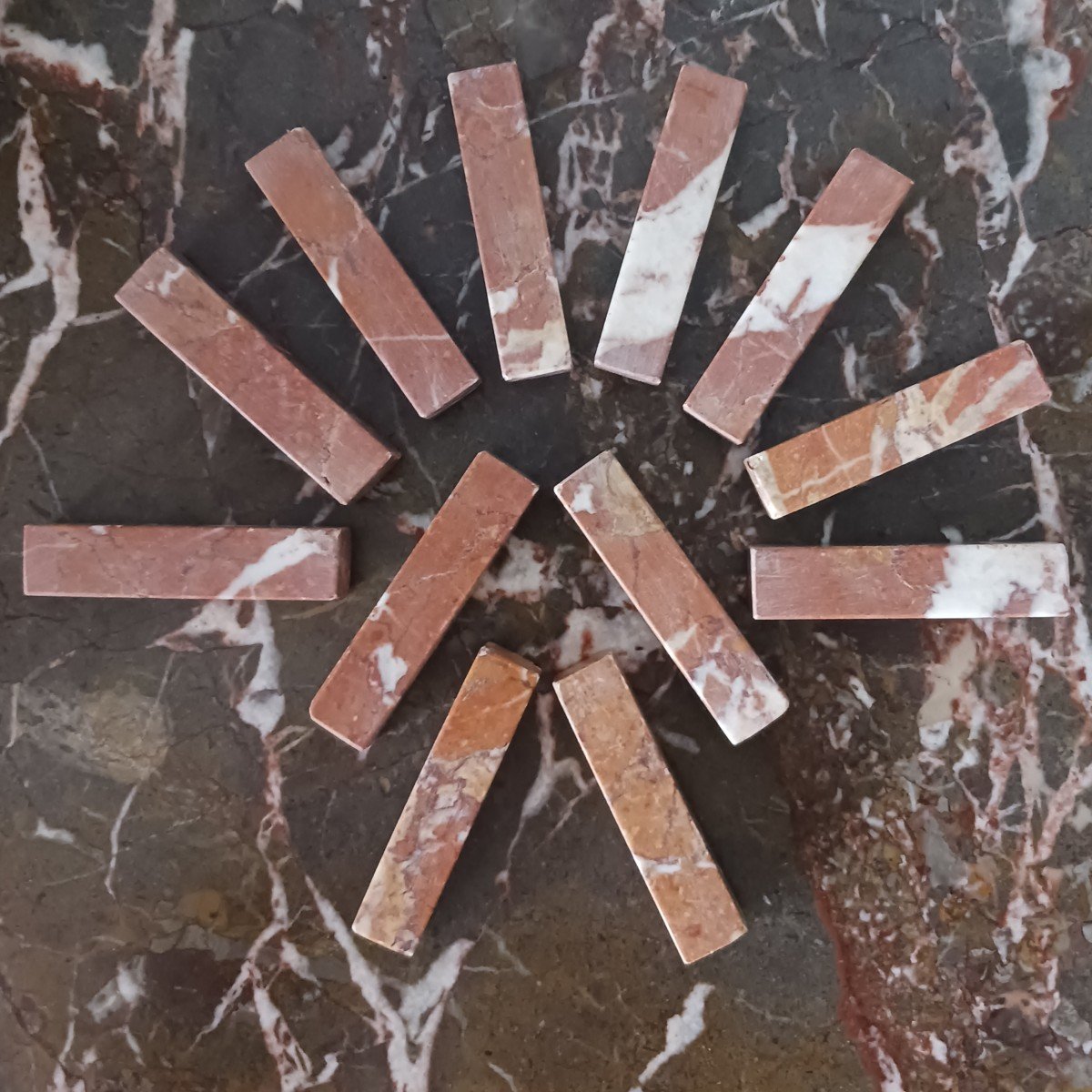 Suite Of 12 Knife-holders In Red Marble With White Veining - Modern Workmanship