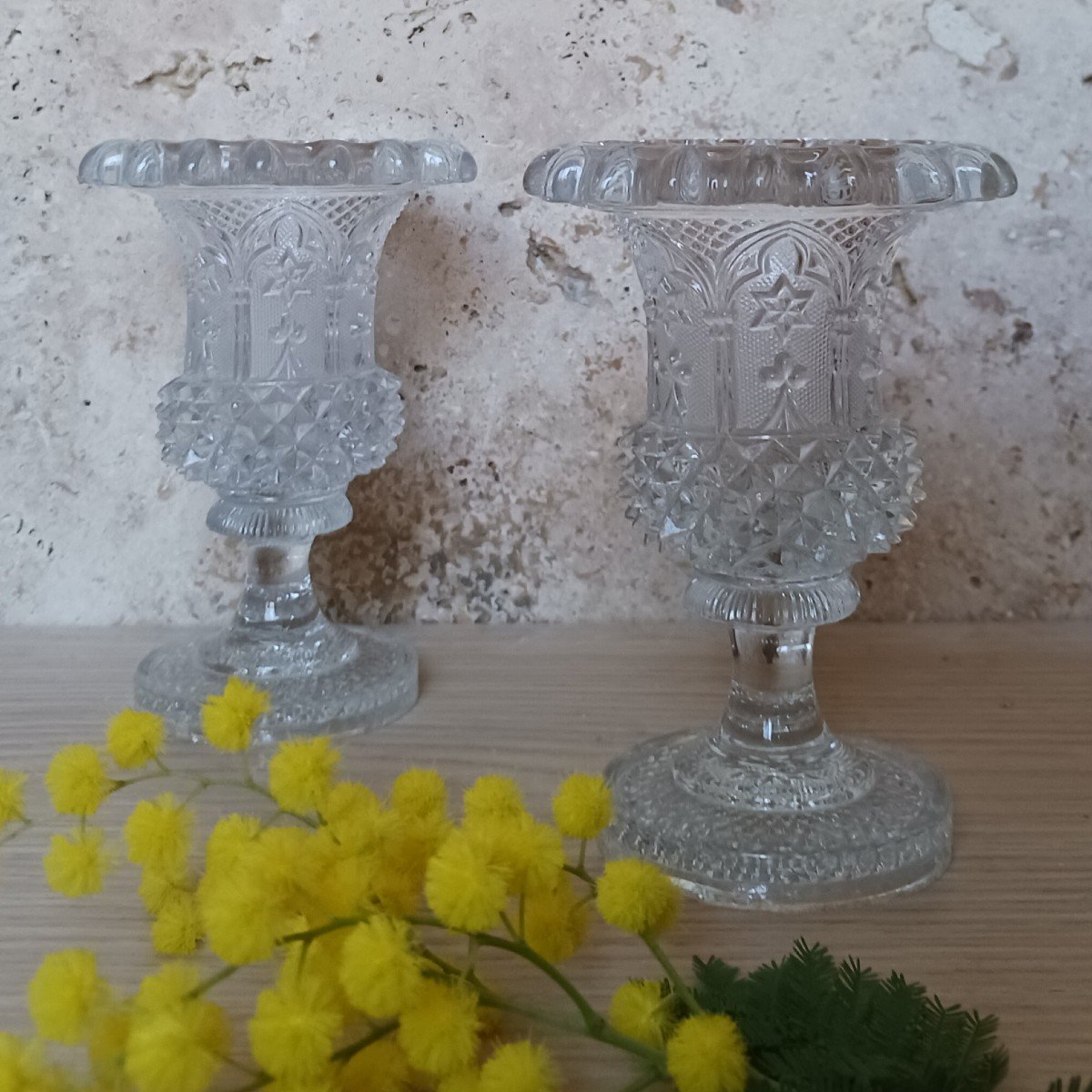 Manufacture Du Creusot Or Baccarat - Rare Pair Of Crystal Medicis Vases With Violets - Restoration Period, Louis Philippe - Troubadour, Neo-gothic Style