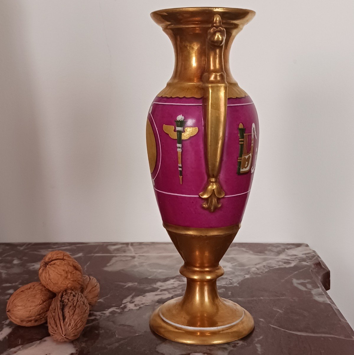 Paris, époque Empire, Restauration - vase fuseau en porcelaine - fond violine et trophées guerr-photo-4