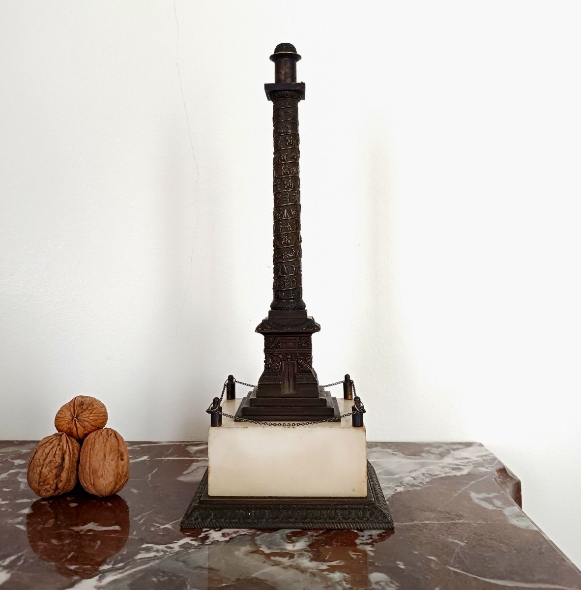 Travail français du XIXe - colonne Vendôme en bronze patiné et marbre
