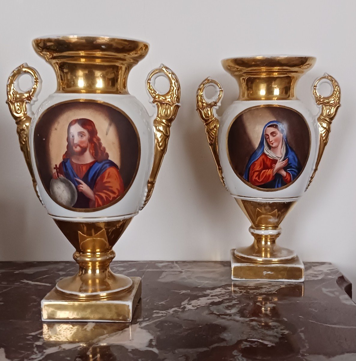 Paris, époque Restauration, Louis-Philippe - paire de vases en porcelaine - religiosa