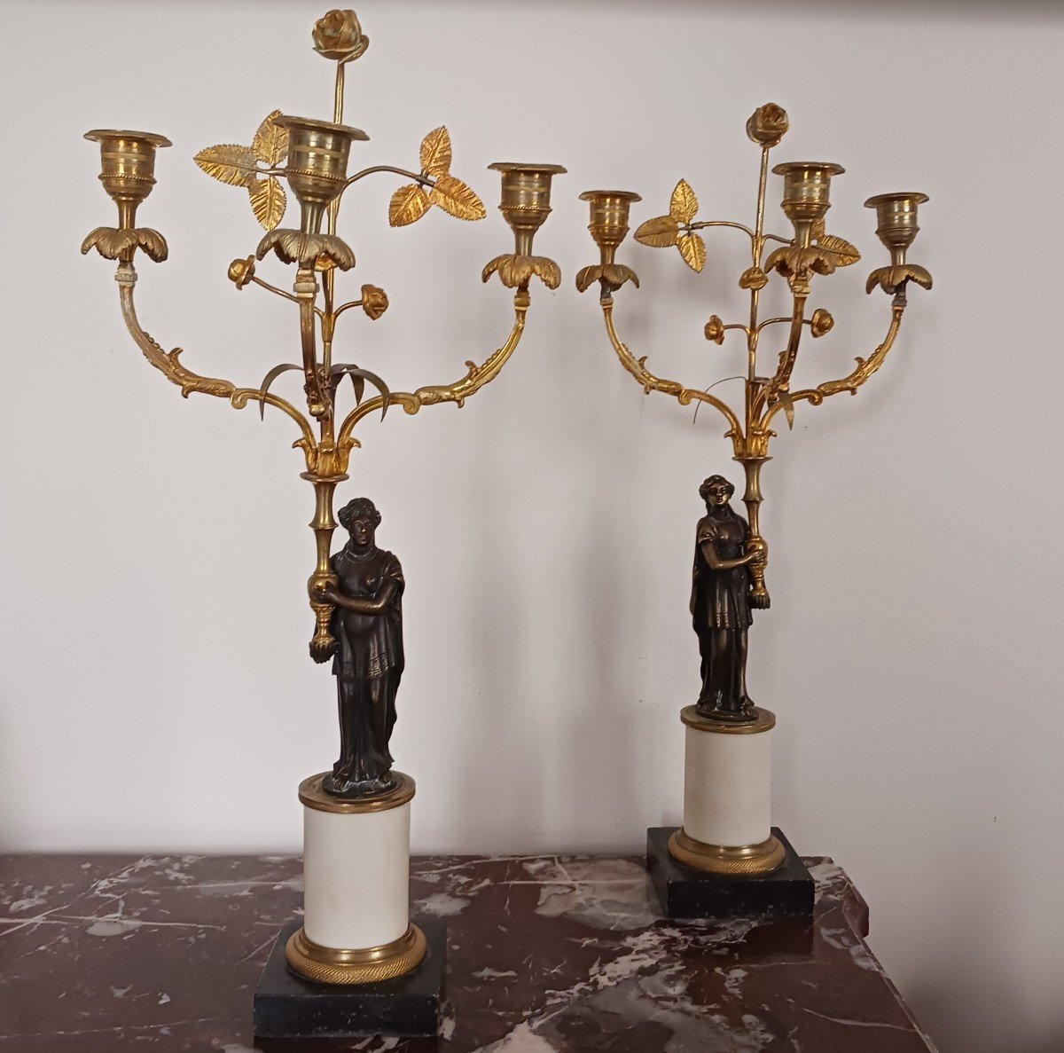 France, vers 1800 - paire de candélabres à trois lumières en marbre et bronze doré