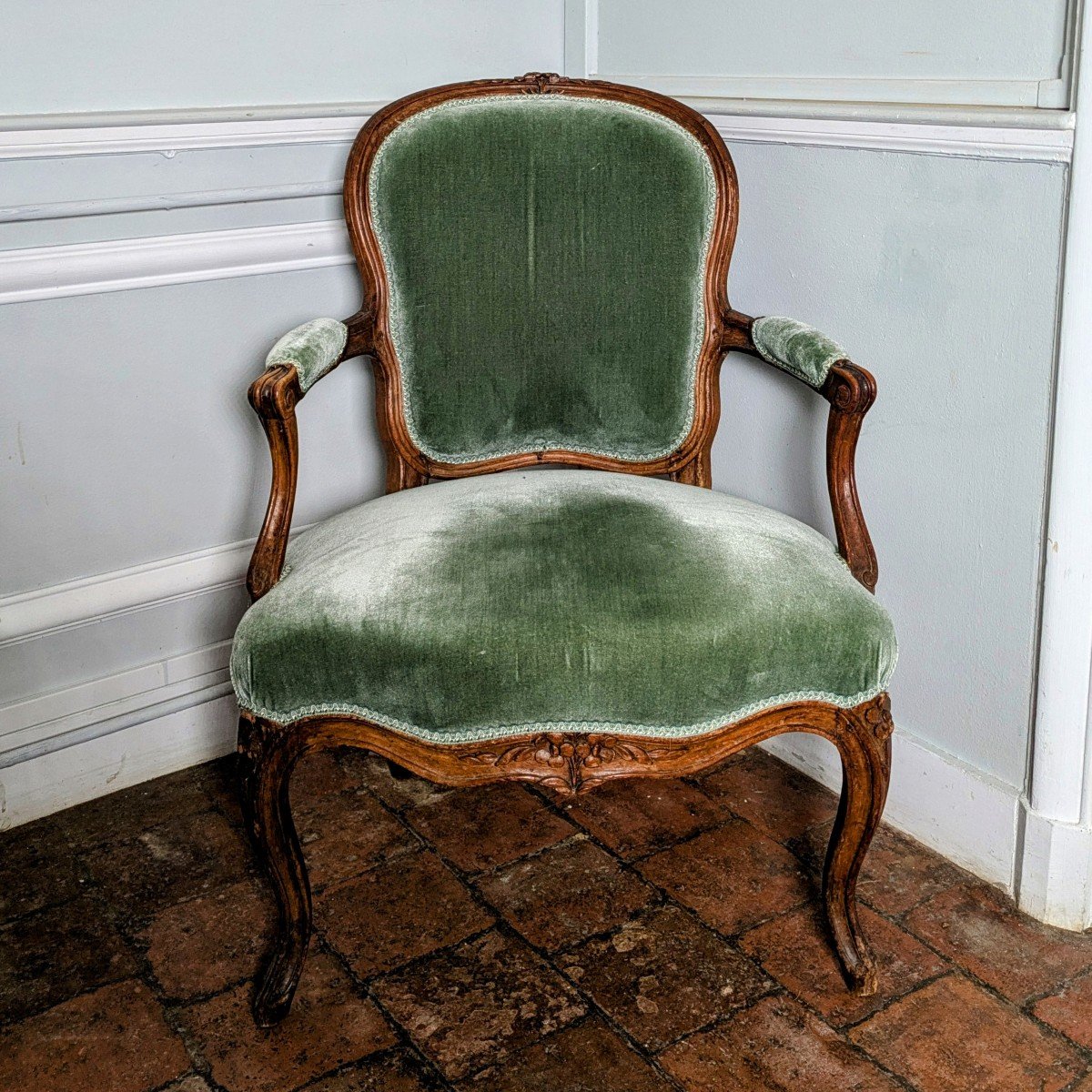 Louis Delanois, maître en 1761 - fauteuil en cabriolet - hêtre naturel et velours de soie-photo-2