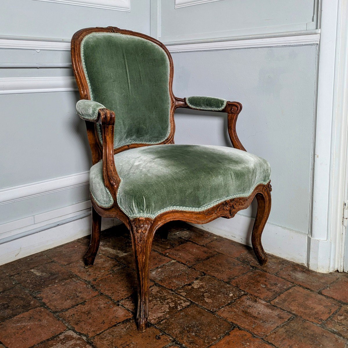 Louis Delanois, maître en 1761 - fauteuil en cabriolet - hêtre naturel et velours de soie