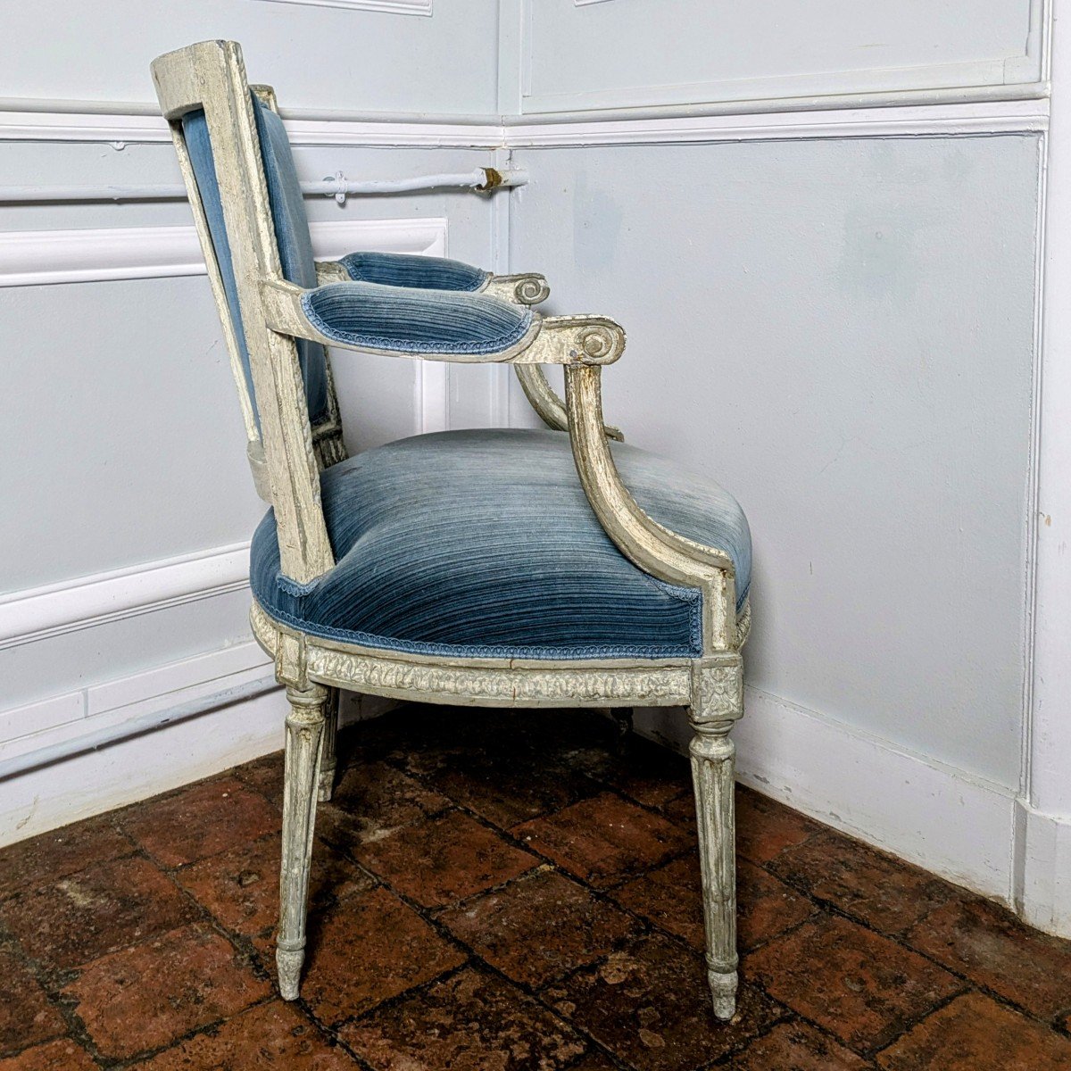 Fauteuil en cabriolet d'époque Louis XVI - bois laqué et velours jaspé-photo-1