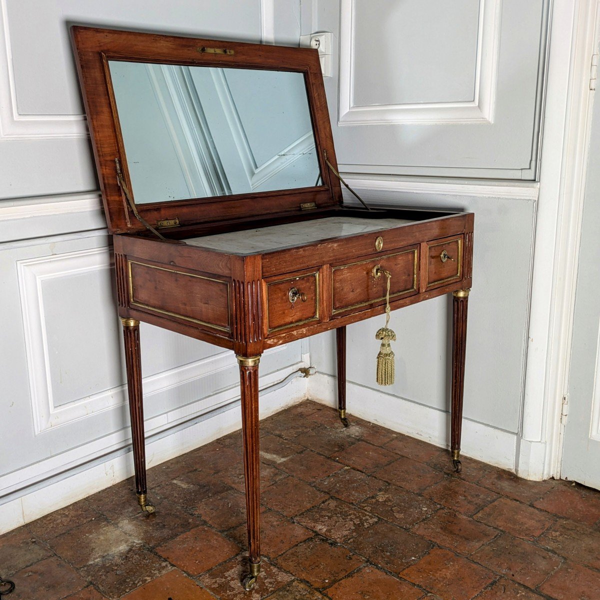 Paris, époque Louis XVI - Toilette d'homme ou coiffeuse en acajou moucheté-photo-2