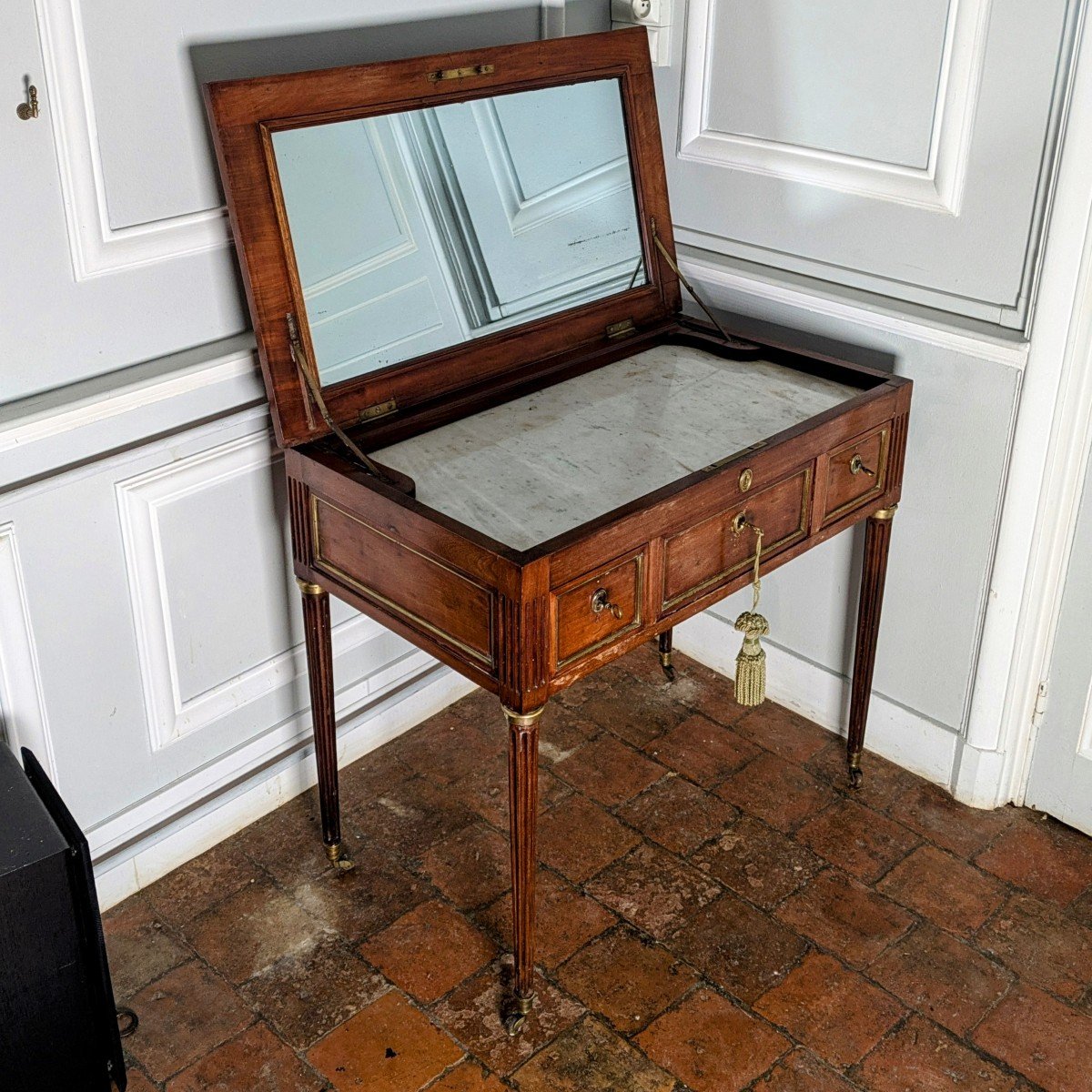 Paris, époque Louis XVI - Toilette d'homme ou coiffeuse en acajou moucheté-photo-3