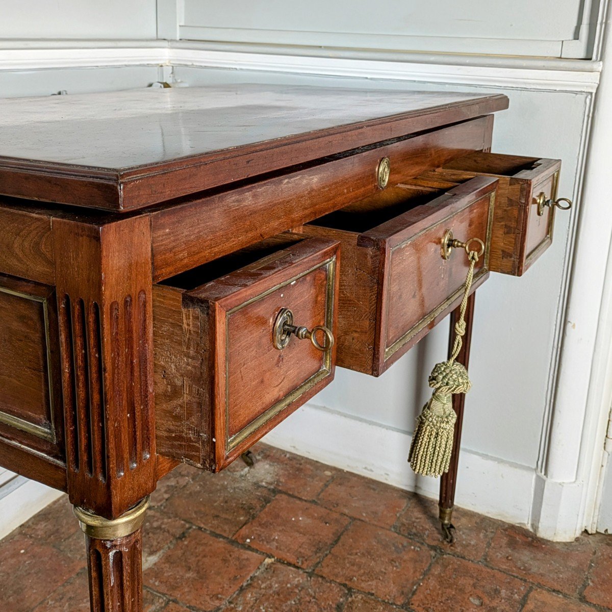 Paris, époque Louis XVI - Toilette d'homme ou coiffeuse en acajou moucheté-photo-1