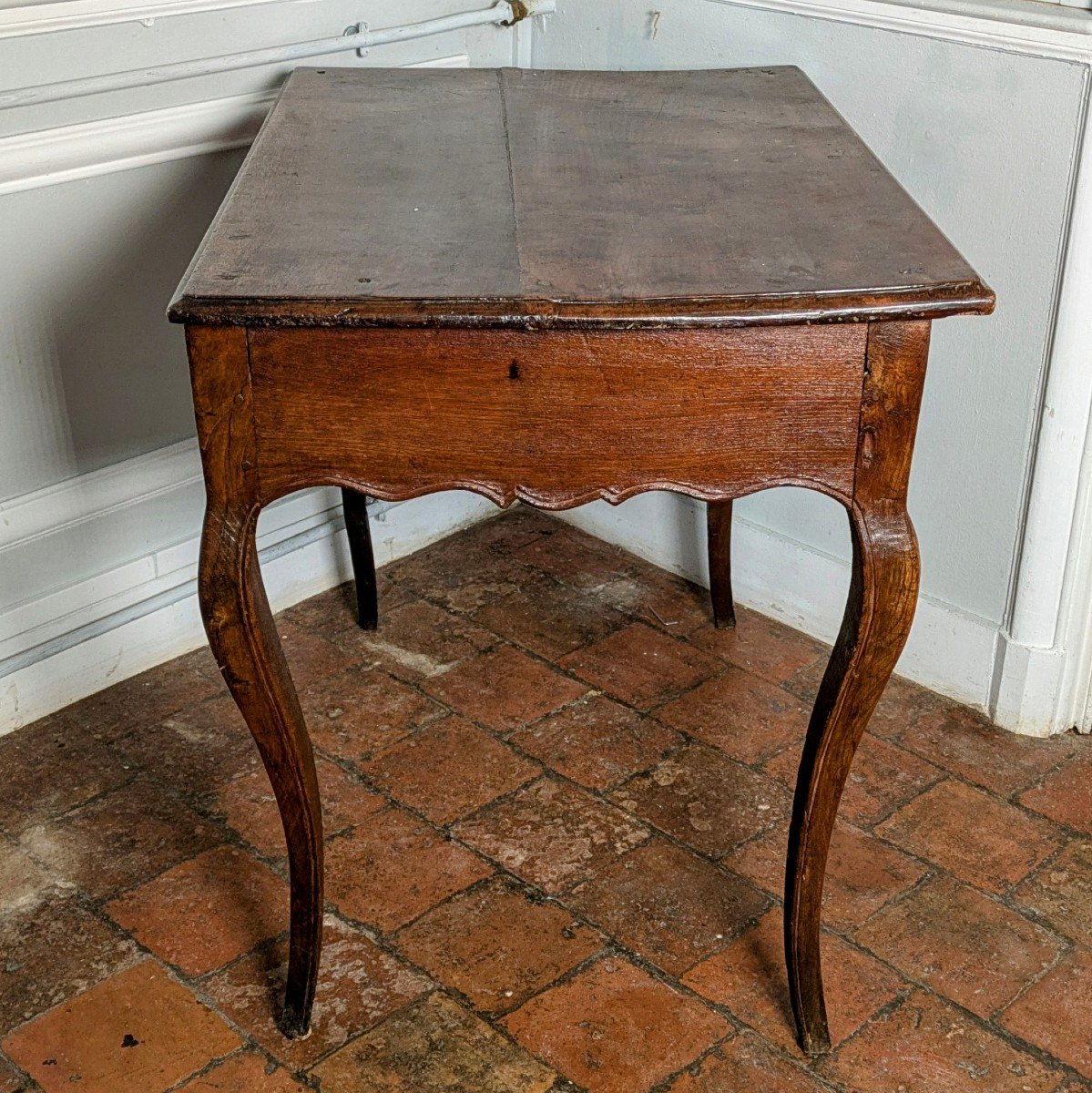 France, époque Louis XV - table en noyer à un tiroir-photo-1