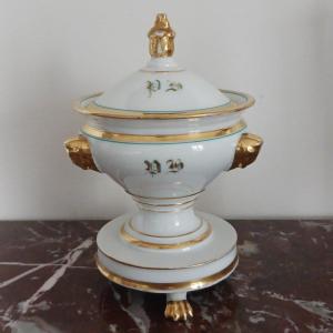 Paris, époque Restauration, Louis Philippe - confiturier tripode en porcelaine dorée, et peinte - monogrammé