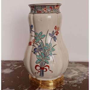 Manufacture Samson - vase monté imitant Chantilly - décor kakiemon Louis XV - faïence