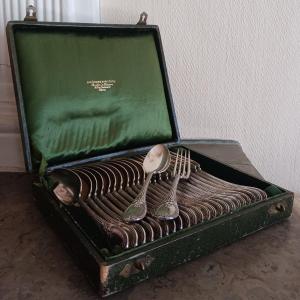 Christofle, modèle Trianon - coffret de 12 cuillers et fourchettes de table - métal argenté