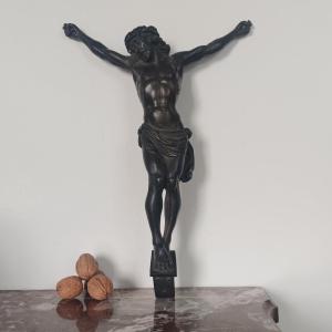 Travail du XIXe siècle - grand Christ en croix - bronze patiné - Religiosa