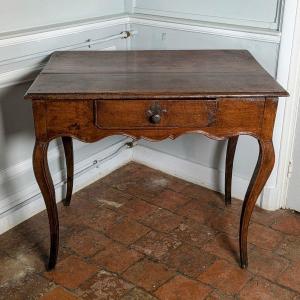 France, époque Louis XV - table en noyer à un tiroir