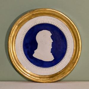 Paris ou Sèvres, portrait en médaillon de Charles X - porcelaine peinte et dorée