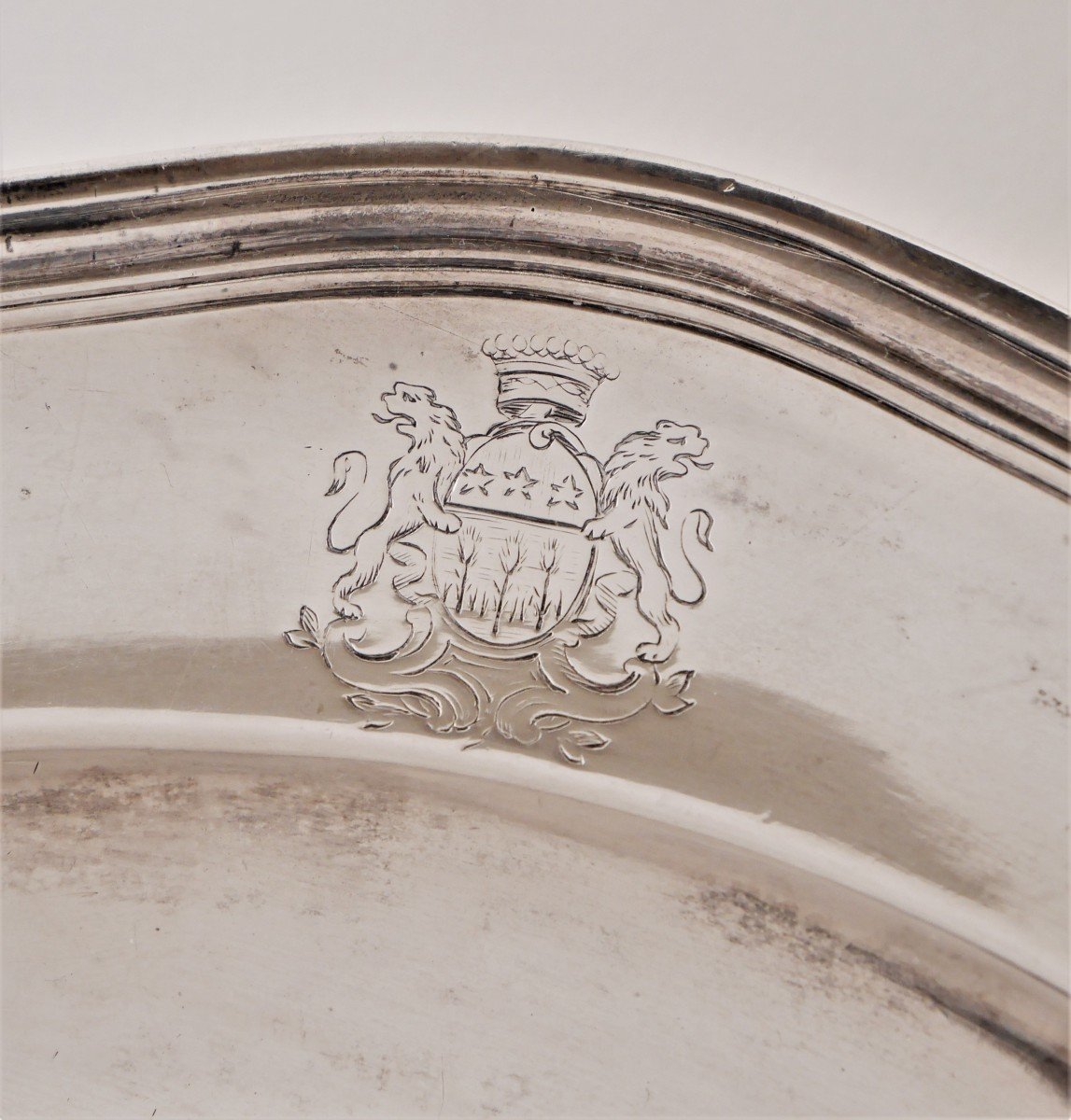 Plat rond demi-creux armorié en argent, Strasbourg, 1774-photo-4