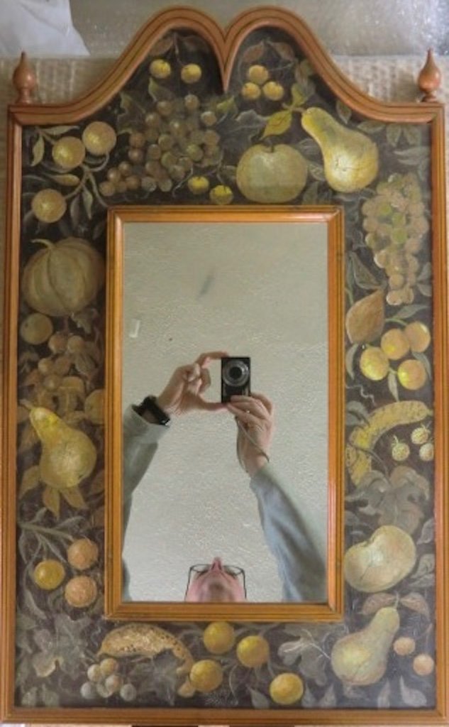 Miroir Italien en bois peint polychrome Décor de fruits XX ème Siècle 74 X 46 cm