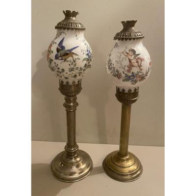 Deux petites lampes avec globes en opaline