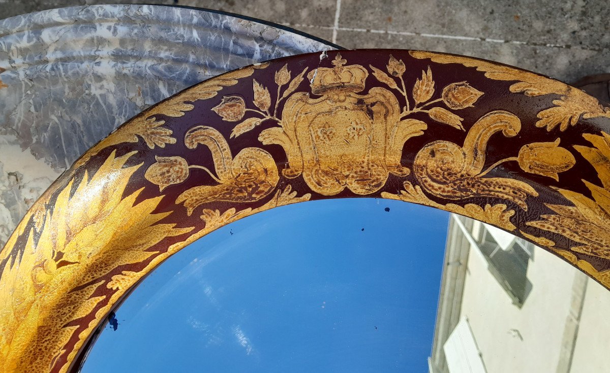 Oval Mirror Composed Of A Red And Gold Lacquered Wooden Frame Decorated With Foliage And Coat Of Arms.-photo-4