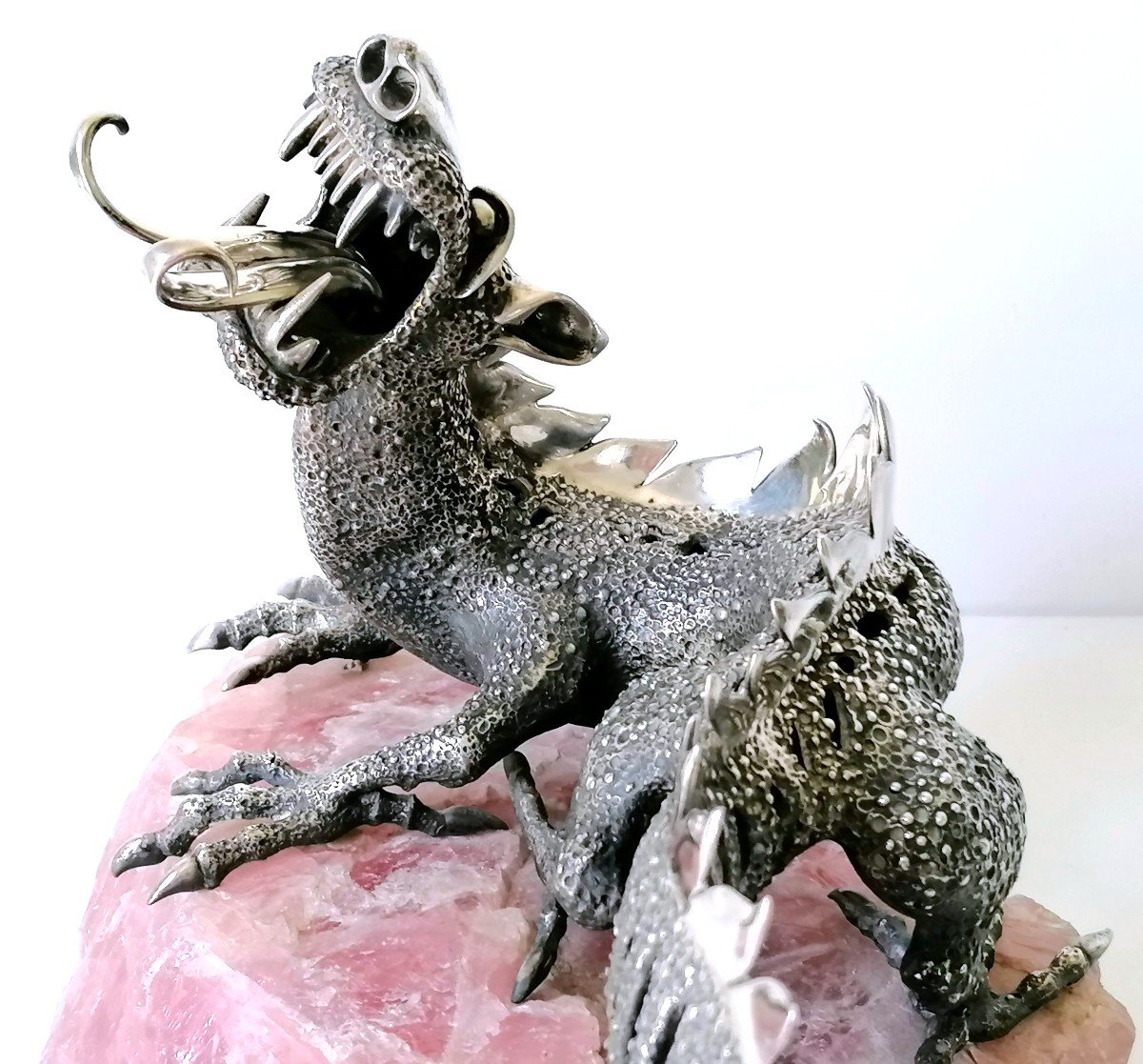 Dragon en argent massif sur un socle en quartz rose