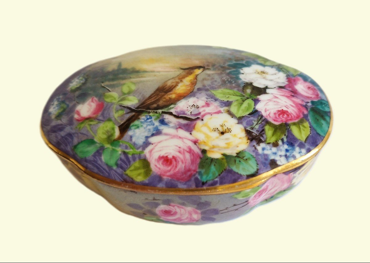 Boite En Porcelaine Peinte Decor d'Oiseau Et  De Roses 1900