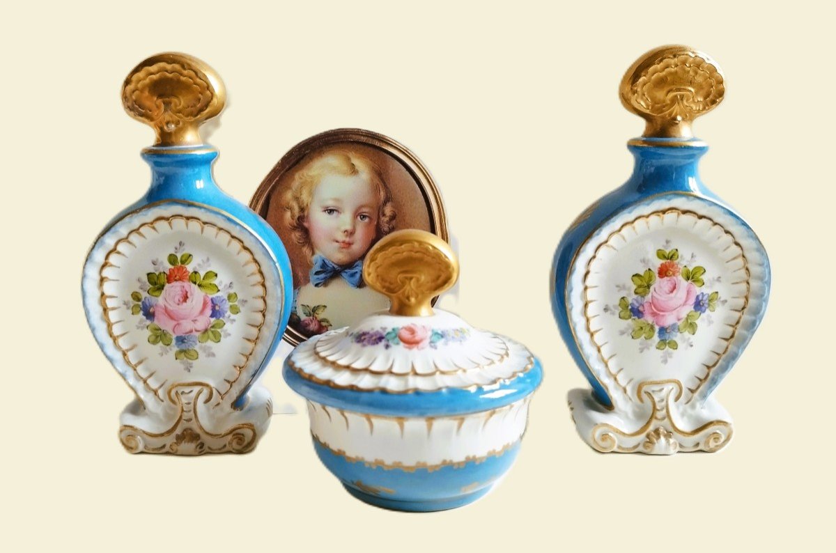 Deux Flacons à Parfum Et Poudrier Porcelaine  De Paris XIXème