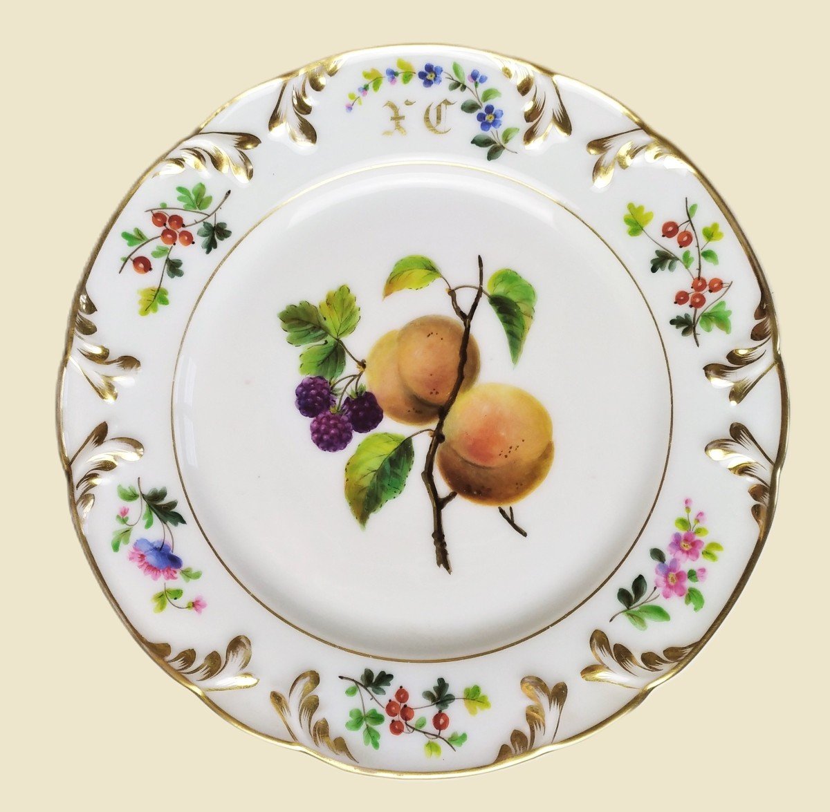 Assiette En Porcelaine  De Paris  Deécor Peinte à La Main 19ème